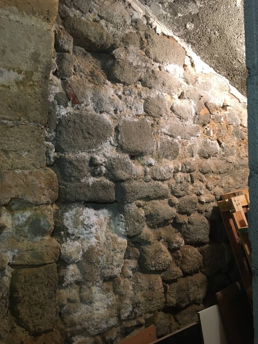 Assainir une cave humide avec du salpêtre